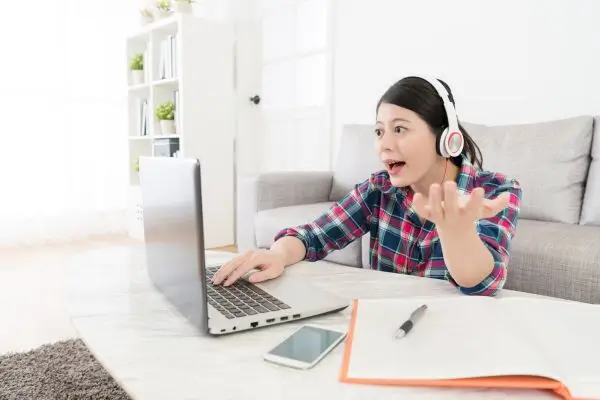 Imagem de uma desenvolvedores participando de um reunião remota onde ela está tentando se comunicar com as pessoas do chat.