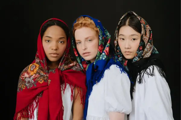 2. Benefício: Diversidade Cultural e Aprendizado Imagem de três mulheres de nacionalidades diferentes